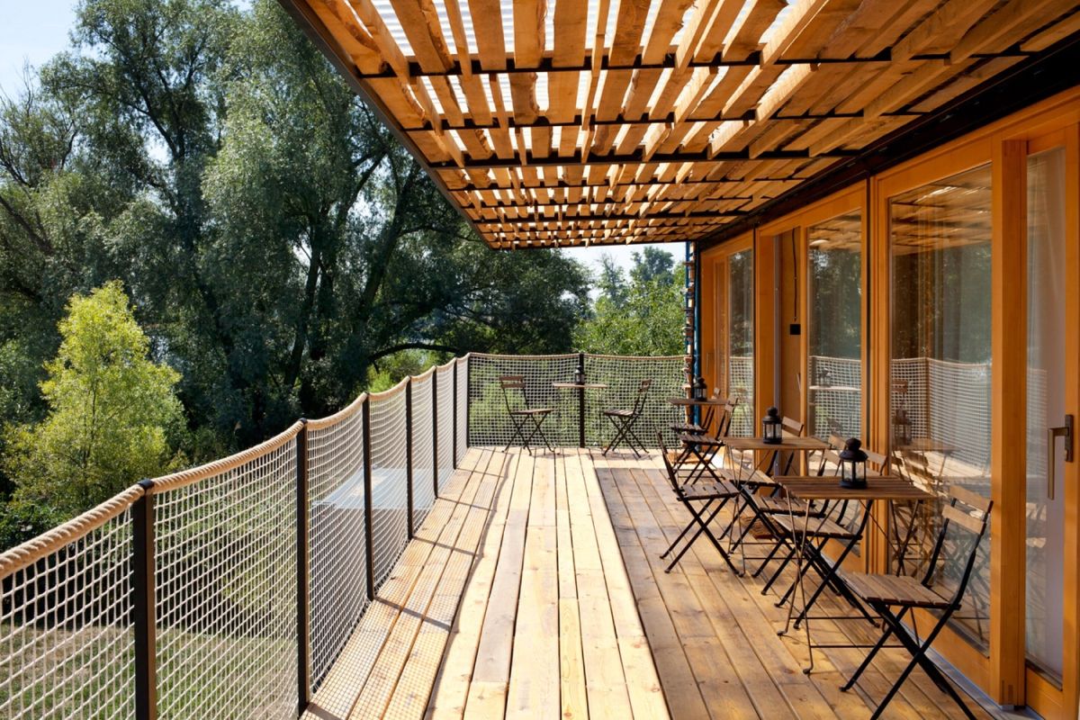 Những khách sạn bằng container đẹp nhất thế giới