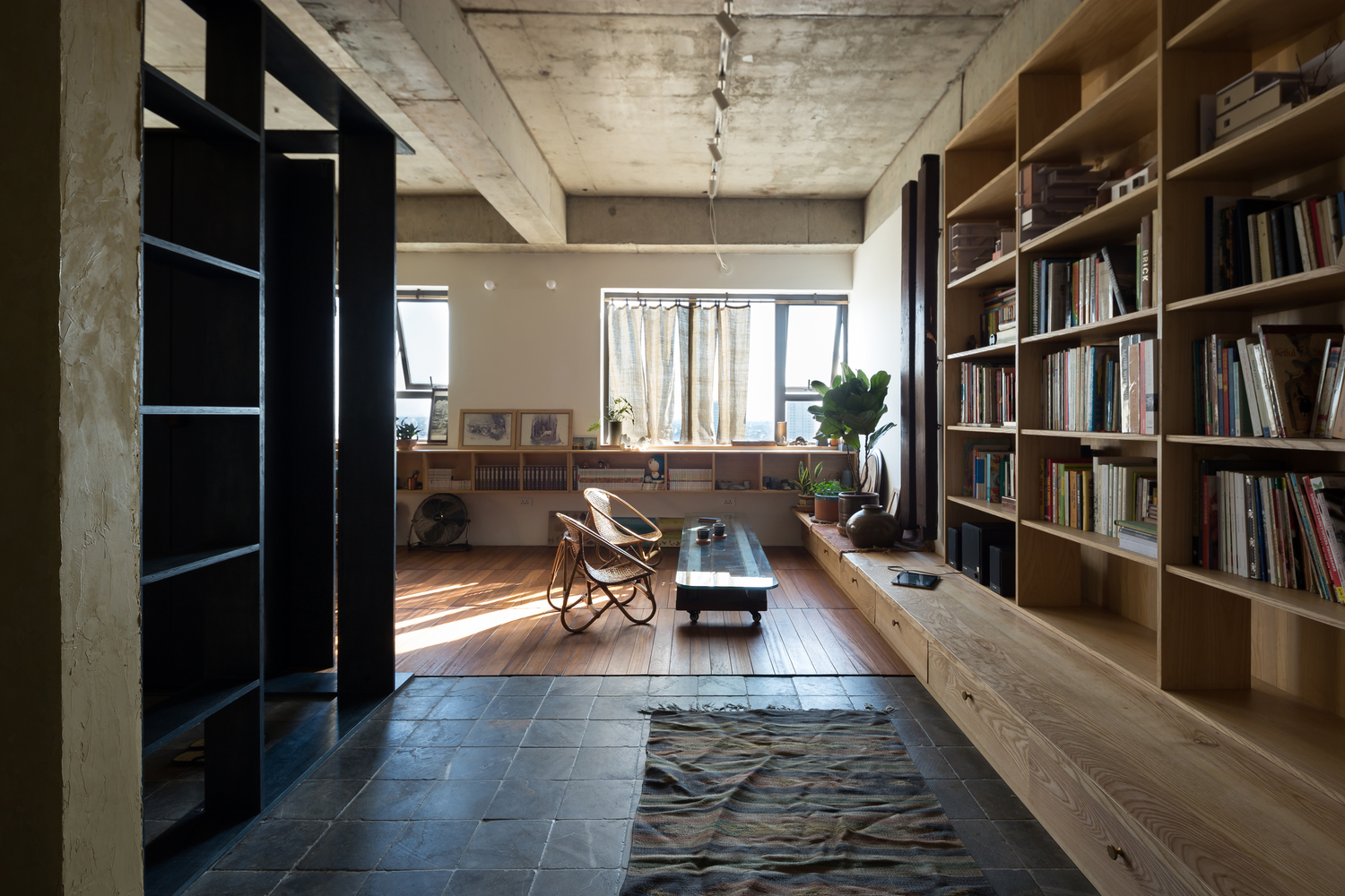 Căn hộ 62m2 thoáng đãng, ngập tràn ánh sáng tự nhiên sau khi đập bỏ một phòng ngủ